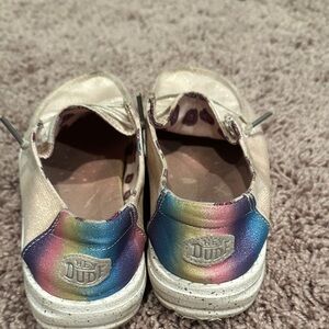 Hey dude girls size 1.  Rainbow back. Cute. Good shape.